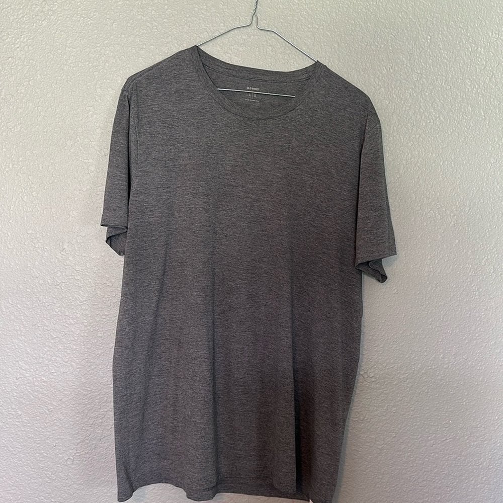 Old navy grey women’s tshirt. Size L